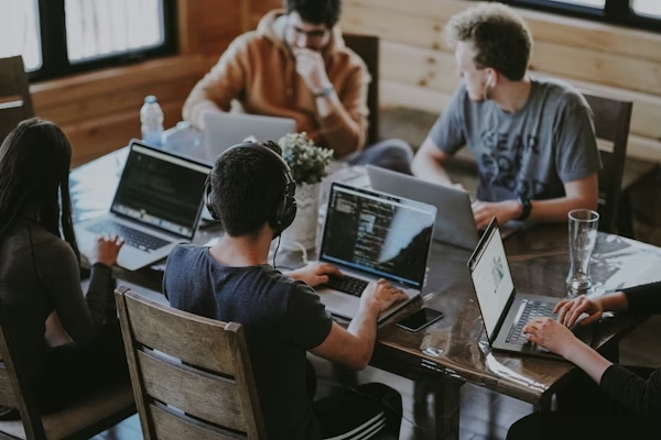 Equipe de especialistas em reunião de trabalho