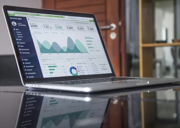 Analista apresentando gráficos de Business Intelligence